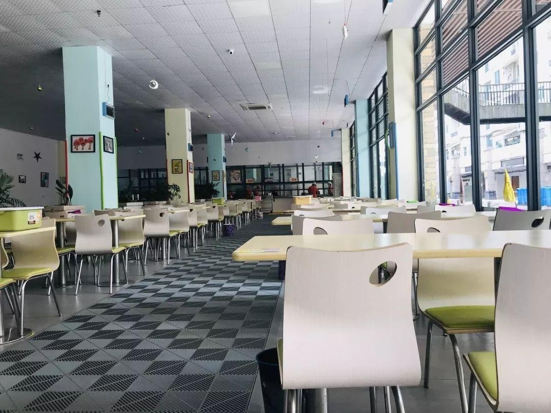 学校餐厅.jpg