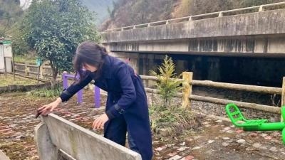 为社区里的公共石凳脱掉了一层灰蒙蒙的外衣.jpg