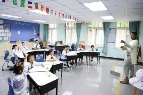 新府学外国语学校