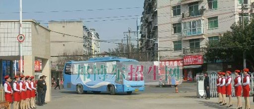 成都翔飞航空职业技术学校军训汇报表演