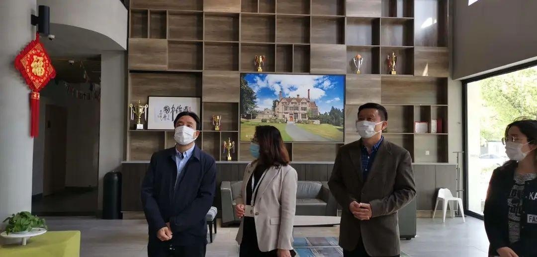 佘山镇党委书记莅临上海阿德科特学校视察指导.jpg