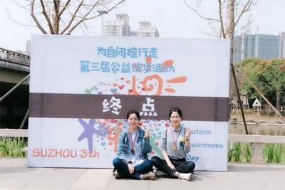 两位同学的合影