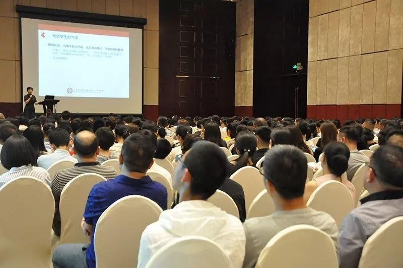 家长会现场.jpg
