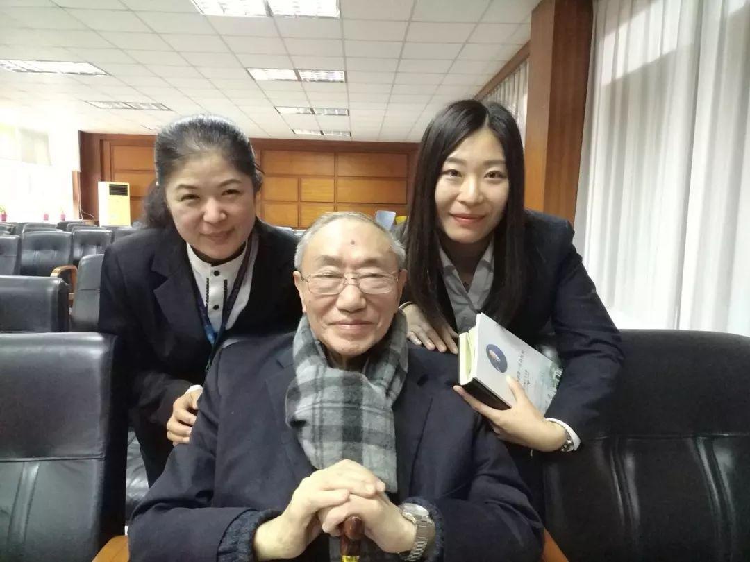 贾老与学校老师亲切合影留恋.jpg