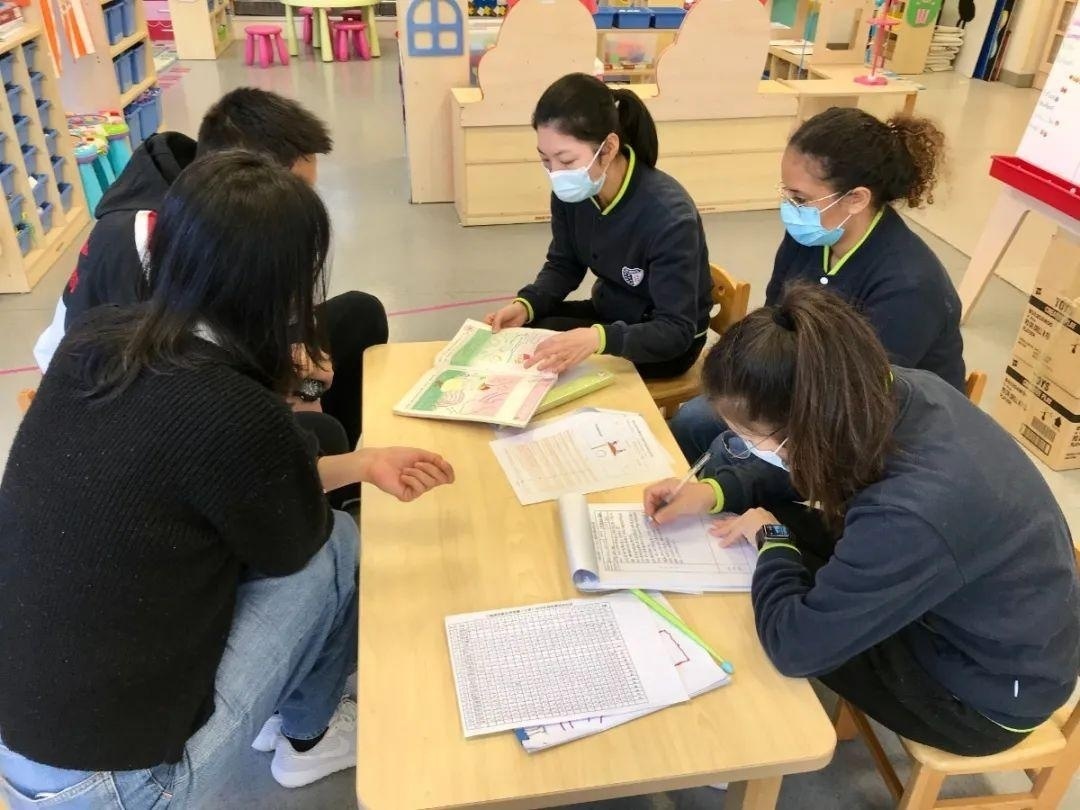 上海常青藤幼儿园“一对一”家长会.jpg