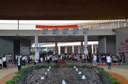 湖州帕丁顿双语学校国际部摆摊义卖活动现场.jpg