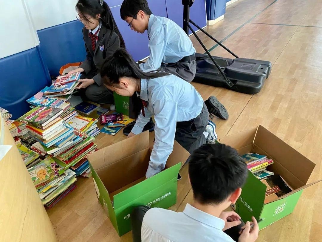 上海美高双语学校捐献图书.jpg