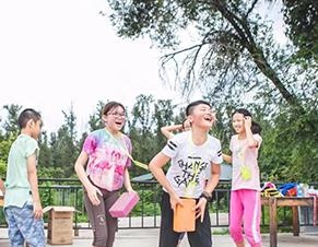 嬉戏打闹