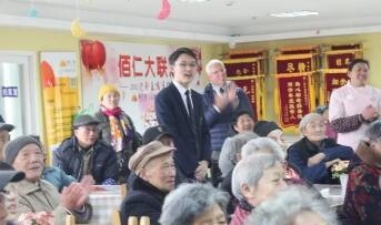 美国Lee Academy高级中学养老院公益活动：击鼓传花
