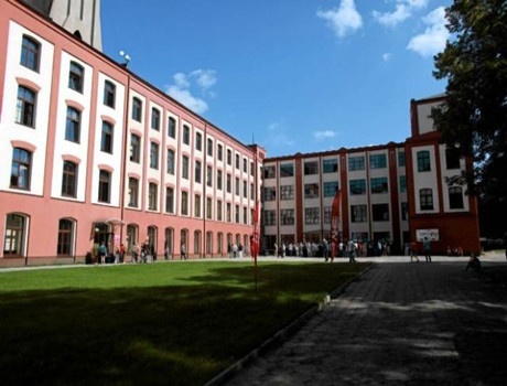 罗兹人文与经济院校