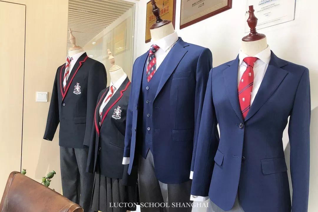 整齐的校服陈列.jpg