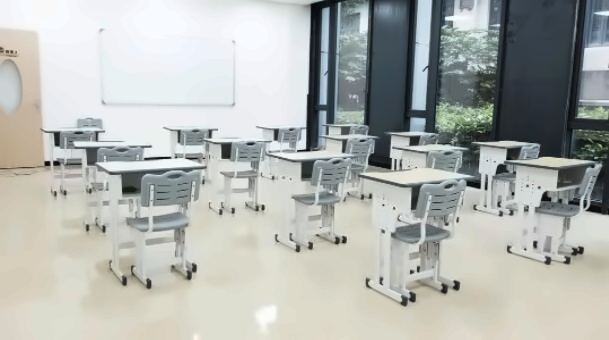 上海UEC学校教室.jpg