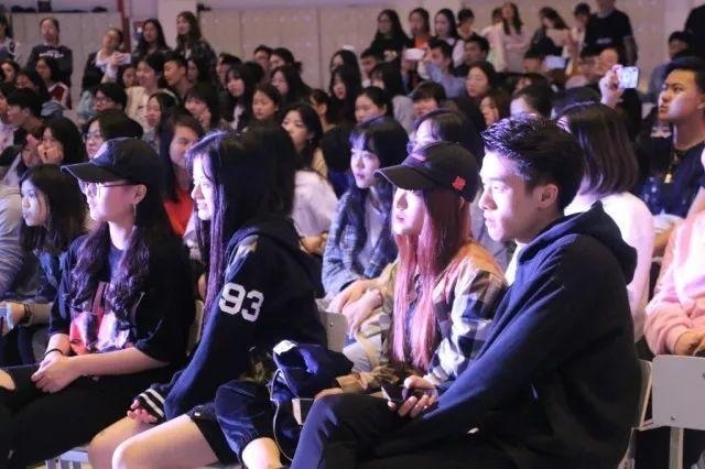 苏州中加枫华国际学校Dance Show观众.jpg