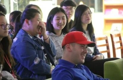 枫华学子脱口秀精彩表现回顾：川普打贸易战太嫩了