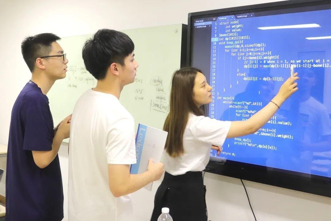 周宇霖助教和同学分享计算机解题思路.jpg