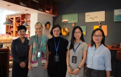 上海新纪元双语学校陈列平副校长与德语教师李小丽接待歌德学院代表