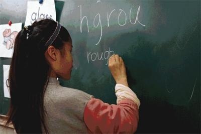 学生在学习英文单词