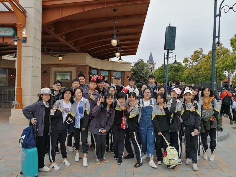 上海光华剑桥学生迪士尼乐园合影.jpg