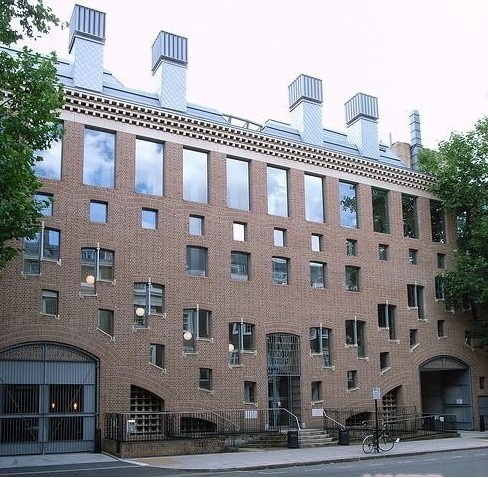 东伦敦大学
