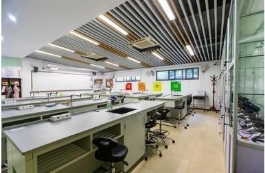 领科教育上海校区生物实验室.jpg
