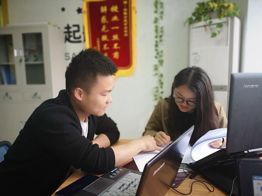 教师在辅导