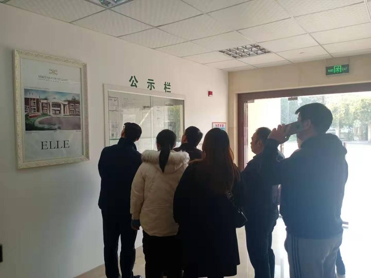来访家长观看美华校园各个完善的办学.jpg