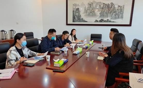 4月20日上午9:30，开封文化艺术职业学院学前教育学院在行政楼207会议室召开实训室建设座谈会。学前教育学院院长陆水东、党总支书记程廷江、教学副院长孟亭含、实践教学副院长崔清、办公室主任石丽君参加了研讨。本次座谈会荣幸邀请到了启迪未来集团主任张溪桥、吴楠两位老师。 研讨会上，张溪桥首先介绍了集团的规模、实训室建设经验、未来发展规划。随后，陆水东对学前教育学院办学历史、办学规模、人才培养模式、课程体系、师资队伍、专业特色、实训室建设情况作以详细地介绍。程廷江针对学生不同生源情况作以说明。随后，与会人员围绕实训室建设规划、实训室功能、VR/AR技术等方面展开了深入地研讨。最后，陆水东对座谈会进行了总结，指出学前教育学院将努力加强实训室建设与课程建设之间的紧密结合，积极学习和探索实训室建设，切实将高素质应用型人才培养工作落到实处，并感谢启迪未来集团对我院实训室建设提出的宝贵性意见。 本次研讨会旨在加强学前教育专业实训室现代化建设。双方本着立足教学、产学结合的原则，以提高学生的专业技能水平和创新能力为目标，不断强化学前教育专业课程内容与1+X职业技能等级标准、幼儿教师岗位需求的衔接。本次研讨会，为学前教育学院实训室建设提供了宝贵的思路，使实训室建设目标定位更加精准。 学前教育招生简章可点击>>开封文化艺术职业学院早期教育招生简章