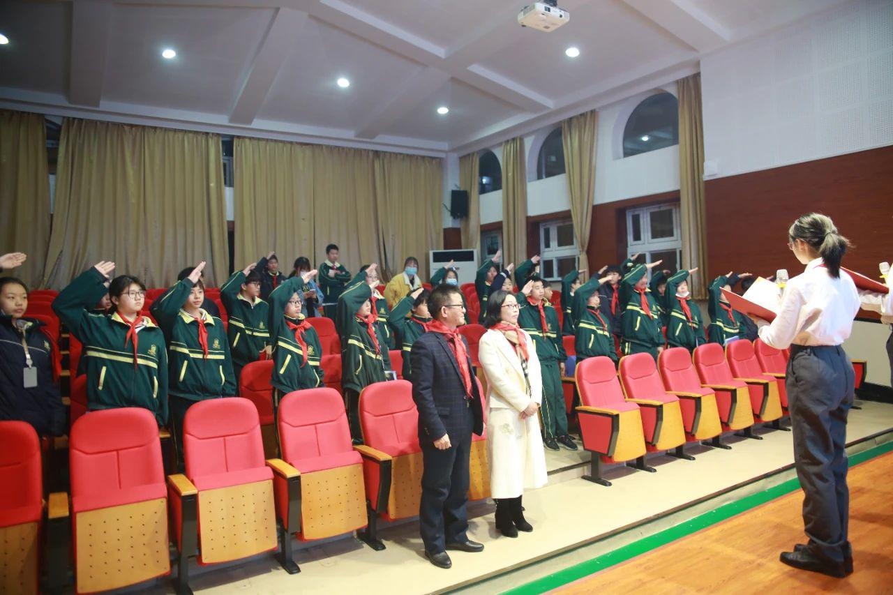 上海枫叶国际学校顺利举行六年级建队暨换戴大号红领巾仪式.jpg