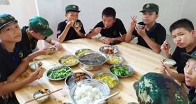 学员快乐就餐照片
