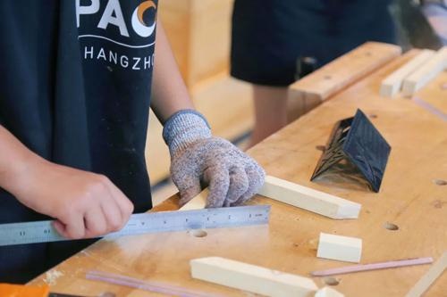 苏州阿德科特学校学生实操木头