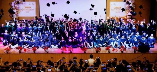中加枫华国际学校2021年高中部毕业典礼.jpg