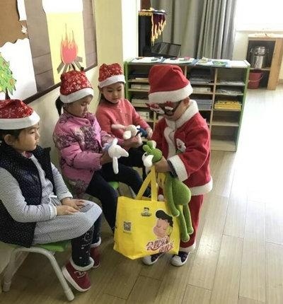 看中加枫华国际幼儿园小精灵们用幸福甜味儿迎新年!