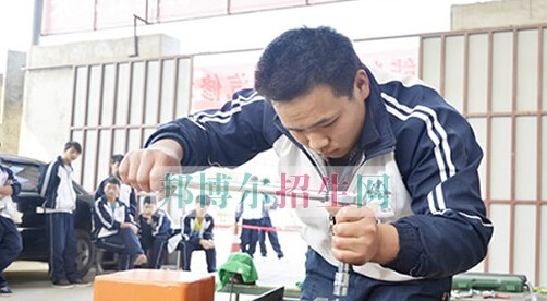 龙里中等职业学校