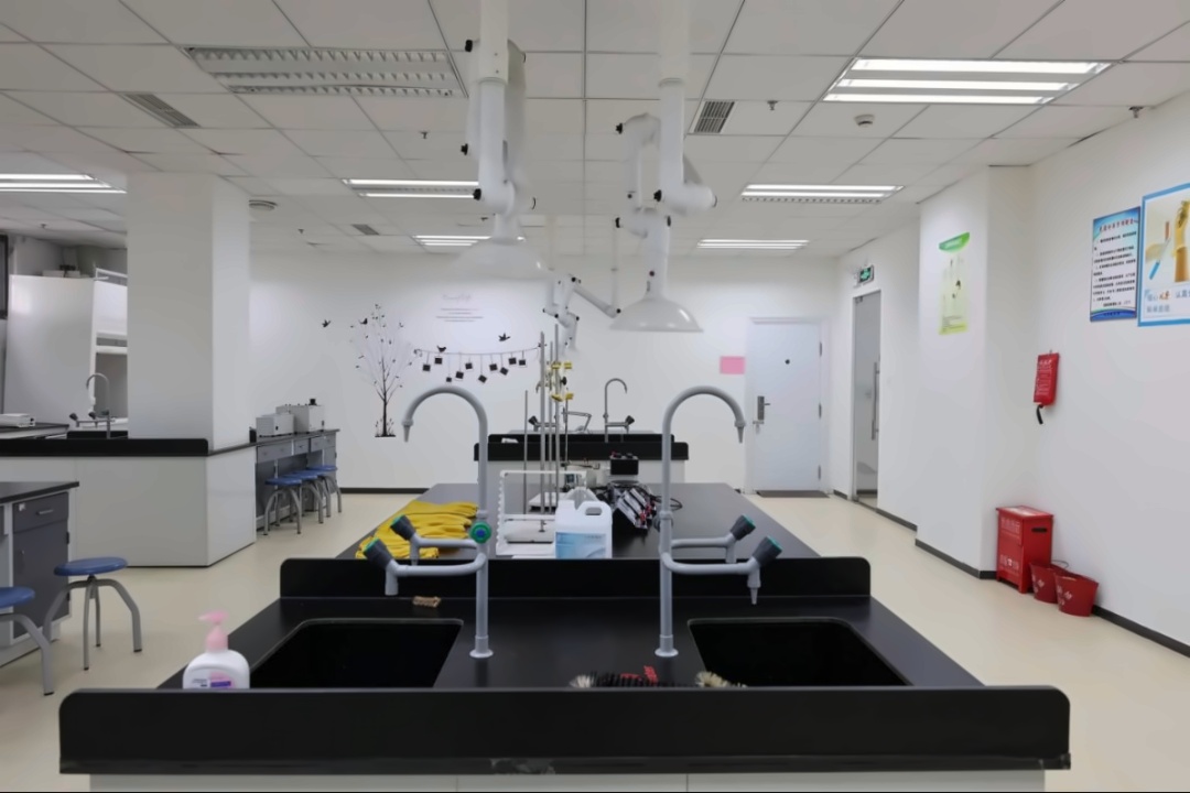 化学实验室2.jpg