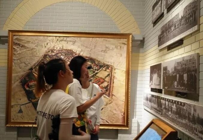 参观钱学森图书馆.jpg
