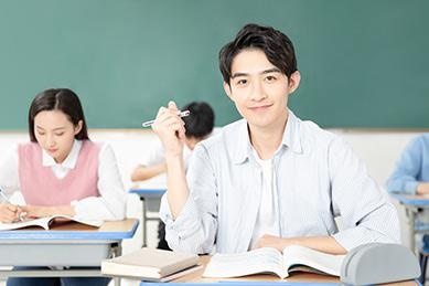 全程托管班课程每天学习8小时，浸泡式的学习方式。