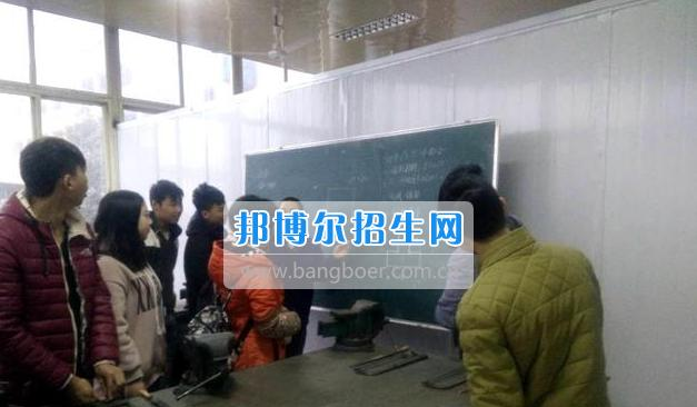 眉山科学技术学校组织汽修专业学生进行岗前培训
