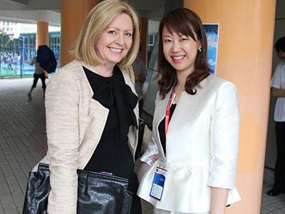 校方代表和西澳政府代表合影