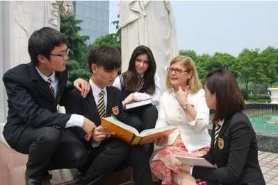学生和老师在一起交流