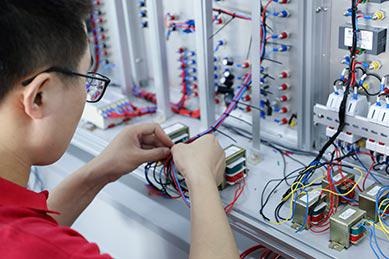 严格的过程管理，几大阶段教学，二+三次阶段考核。