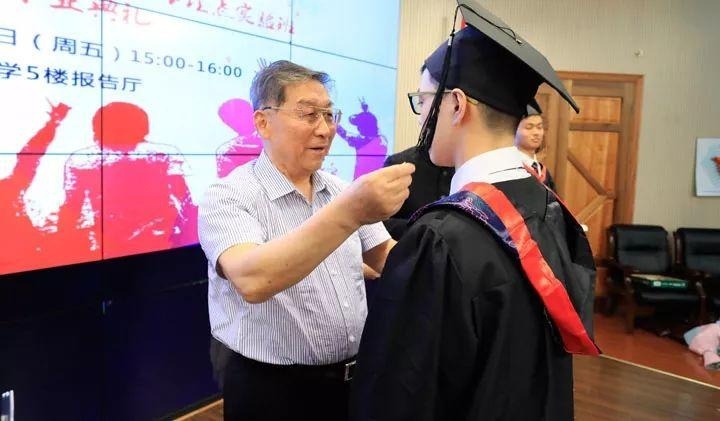 颁发毕业证书.jpg