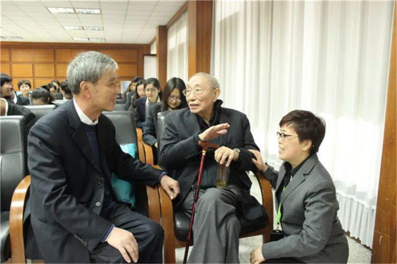 贾老与学校老师亲切交流.jpg