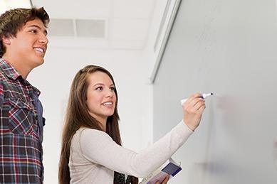 提供丰富的课程内容，学员可随时随地学