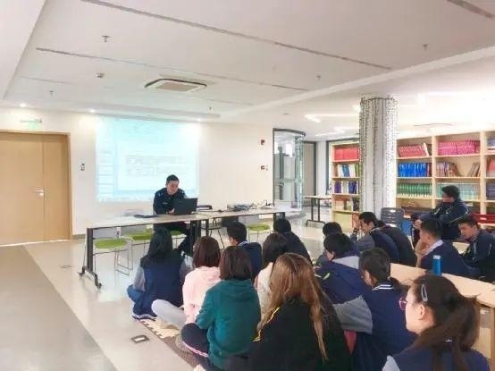上海常青藤学院校园安全防范宣讲.jpg