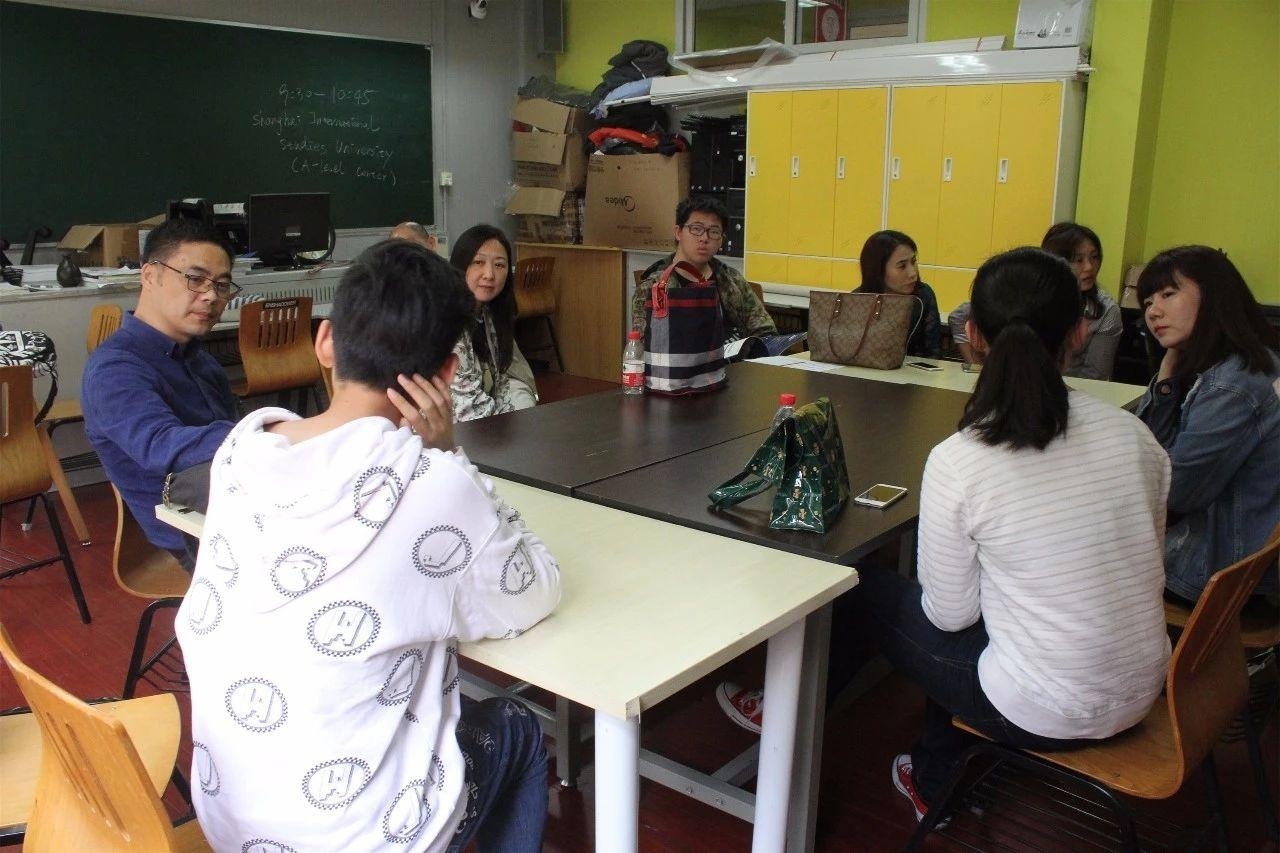 家长与优秀学生进行圆桌围谈.jpg