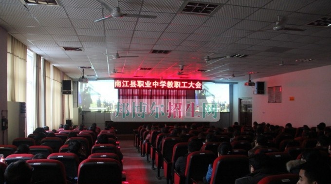 四川省南江县职业中学教师学习观看“西式民主怎么了”专题片