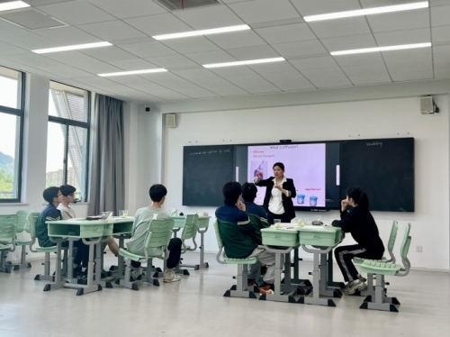 湖州帕丁顿双语学校学生上课