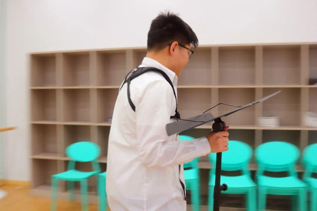 吹萨克斯的男同学.jpg