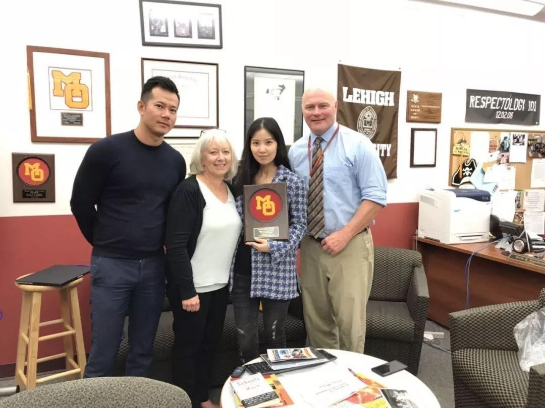 美高团队与Kevin 校长和 Mount Olive Township学区委员会主席Lizz 女士合影.jpg
