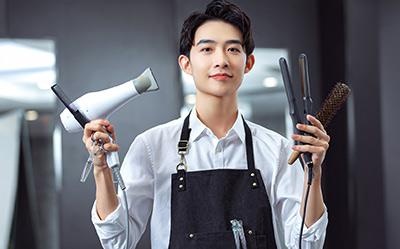 有三年以上发型师工作经验